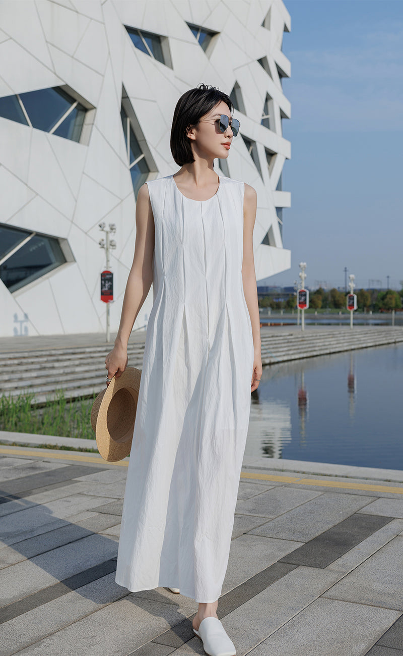 Sleeveless pleated Dress